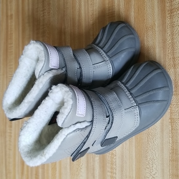 CAT AND JACK SNOW BOOTS - Picture 1 of 9
